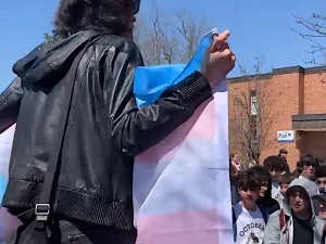Transaktywista kontra młodzież szkolna. Zaskakujące nagranie w sieci [WIDEO]