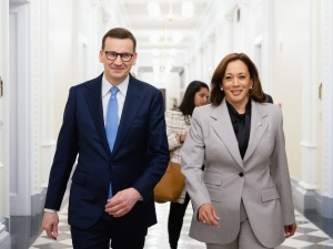 Politico: Morawiecki kopie Macrona pod stołem