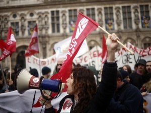 Burza we Francji. Prezydent podpisał ustawę o reformie emerytalnej