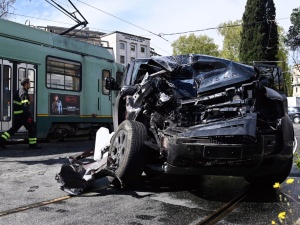 Koszmarny wypadek reprezentanta Włoch. Auto piłkarza zmiażdżone przez tramwaj