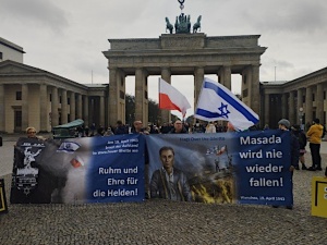 [Nasz news] Happening pod Bramą Brandenburską pod dwoma flagami w rocznicę wybuchu powstania w getcie warszawskim