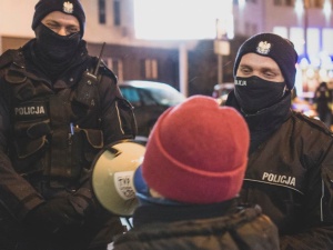 „Babcia Kasia zwariowała”. Nawet zwolennicy zszokowani zachowaniem ulicznej aktywistki