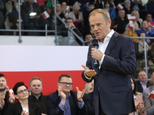 „Podaj się chłopie do dymisji!” Tusk atakuje unijnego komisarza