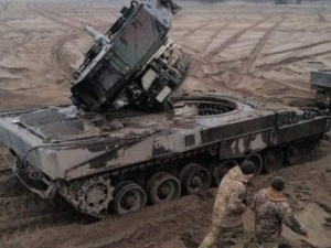 Zdjęcie Leoparda z urwaną wieżyczką viralem w sieci. Defence24 ujawnia, co się stało