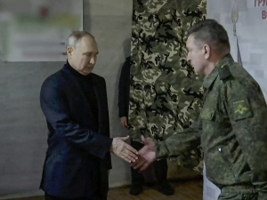 „Wskazuje kozły ofiarne”. Po co Putin pojechał na front?