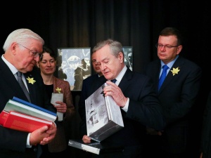 Obecny w Warszawie prezydent Niemiec Steinmeier otrzymał raport dot. polskich strat wojennych