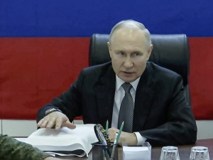 „Nie wyglądał zbyt dobrze”. Tajemniczy ślad na szyi Putina 