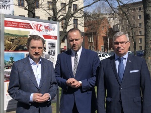 Wystawa „S” poświęcona św. Janowi Pawłowi II odnowiona. Piotr Duda: Nie damy się zastraszyć żadnym wandalom
