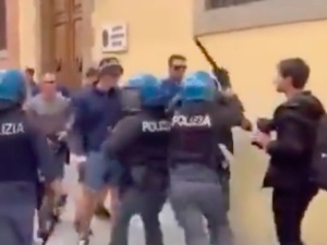 Kibice Lecha Poznań starli się z włoską policją. Nagranie obiegło sieć [WIDEO]