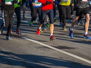 Uczestnicy Maratonu Londyńskiego mają zapłacić po 26 funtów za wydzielony dwutlenek węgla