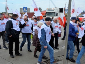 „Czas na respektowanie zobowiązań!” Zaprotestowali rybacy i armatorzy kutrów zrzeszeni w „S”