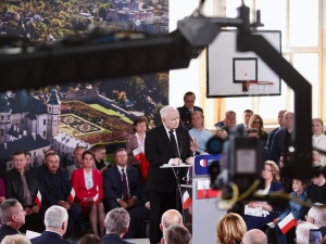Kaczyński uderza w lidera PO: Tusk opowiada się za ideą liberalną, której ofiarą padają zwykli ludzie