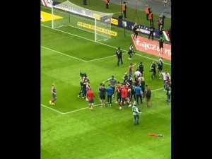 Mecz Legia - Raków. Zadyma w czasie spotkania, interweniowała policja 