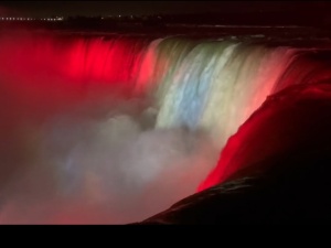 Wodospad Niagara został podświetlony w polskie barwy narodowe [VIDEO]