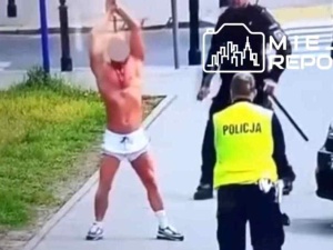 Warszawa: Ruszył z siekierą na patrol policji. Jest nagranie [WIDEO]
