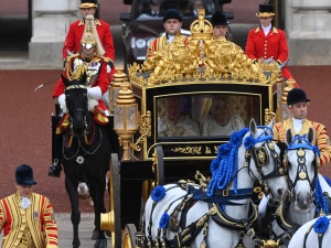 Król Karol III z żoną przybyli do Opactwa Westminsterskiego na koronację