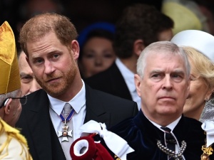 W Pałacu Buckingham huczy od plotek. Już wiadomo co książę Harry szeptał podczas koronacji króla Karola III