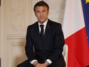 Macron: Francja jest gotowa szkolić ukraińskich pilotów myśliwców 