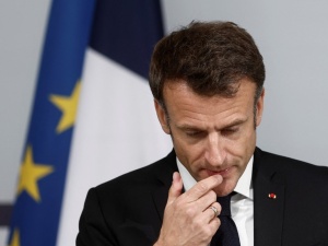 Członek rodziny Brigitte Macron zaatakowany przez przeciwników prezydenta. Pobiło go osiem osób