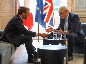 Burza w Wielkiej Brytanii. Boris Johnson miał stwierdzić, że Emmanuel Macron to c***, lizus Putina i chciał dać mu w dziób