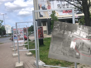 Gdańsk: Zarzuty dla wandali, którzy zniszczyli wystawę poświęconą papieżowi. Grozi im do 5 lat więzienia