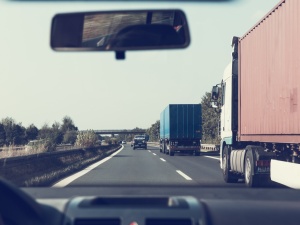 Koniec wyprzedzania się ciężarówek na autostradach i drogach szybkiego ruchu? Minister zabiera głos