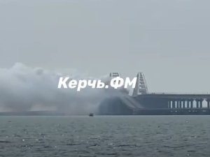 Gęsty dym na moście Kerczeńskim. Jest komunikat rosyjskich władz [FOTO & WIDEO]