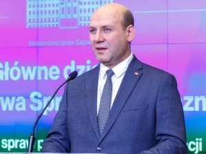 Nieoficjalnie: UE wraca do obowiązkowej relokacji migrantów. Szynkowski vel Sęk zabiera głos  