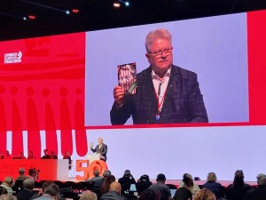 XV Kongres EKZZ. Delegaci wypełnili pocztówki w obronie działaczy białoruskich wolnych związków zawodowych