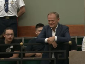 Niespodziewana wizyta Tuska. Krzyki na sali sejmowej [WIDEO]