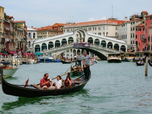 Znowu aktywiści? Tajemnicza zielona plama na Canale Grande w Wenecji [FOTO]