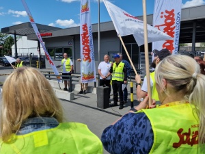 Pracownicy w Polsce nie są drugiej kategorii. Związkowcy S pikietowali przed Hitachi Energy Poland