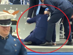 [WIDEO] USA: Upadek Joe Bidena na ceremonii w Akademii Sił Powietrznych