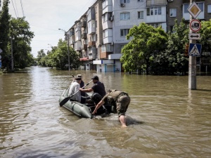 Dramat mieszkańców terenów zalanych po wysadzeniu tamy. Wstrząsająca relacja Zełenskiego [FOTO, WIDEO]