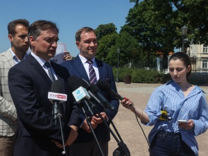 Przymusowa relokacja migrantów. Zbigniew Ziobro zabrał głos