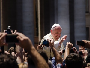 Franciszek: Rzeka ubóstwa płynie przez nasze miasta, aż występuje z brzegów; nie odwracaj twarzy od biedaka