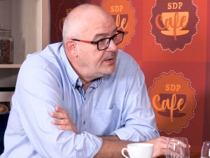 Burza wokół serialu „Reset”. Polski reżyser odwołuje w proteście wywiad z Edwardem Lucasem