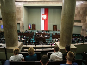 Sejm przyjął uchwałę wyrażającą sprzeciw wobec unijnego mechanizmu relokacji nielegalnych migrantów. Posłowie KO nie głosowali