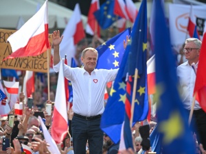 Boże, zabrałeś nie tego Kaczyńskiego. Skandaliczny transparent za plecami Tuska w Poznaniu [FOTO]