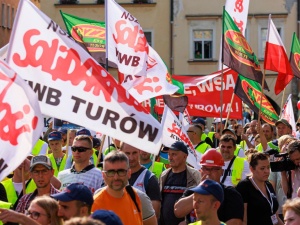 „Turów zostaje, Tusk wypie…”. Związkowcy przyjechali na wiec Tuska
