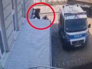 Pobił policjantów i uciekł z konwoju! Opublikowano nagranie [WIDEO]
