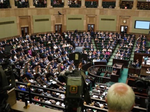 Najnowszy sondaż. Spadki największych, Konfederacja mocno w górę