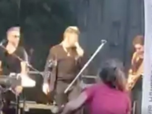 Zenek Martyniuk zaatakowany podczas koncertu. Gwiazdor disco polo w szoku [WIDEO]