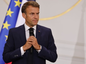 Macron chce ograniczyć internet? Burza po słowach prezydenta Francji