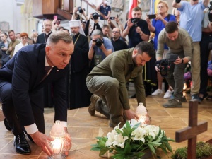 Andrzej Duda opuścił katedrę na Ukrainie. Tłum skandował [WIDEO]