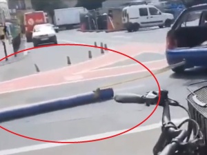 Tak się remontuje w Poznaniu. Osobówka w centrum miasta ciągnie po asfalcie gigantyczną rurę [WIDEO]