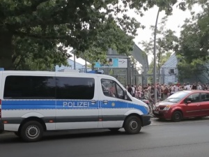 „Niezwykły tekst. Berliński dziennik odważył się napisać, że za przemoc na berlińskich basenach odpowiedzialni są Arabowie i Czeczeni”