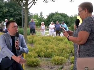 Hołownia wściekł się po pytaniu seniorki. „Dlaczego pani mnie obraziła?” [WIDEO]