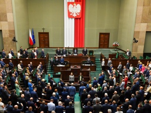 Najwięksi tracą, rekordowy wynik Konfederacji. Zobacz najnowszy sondaż