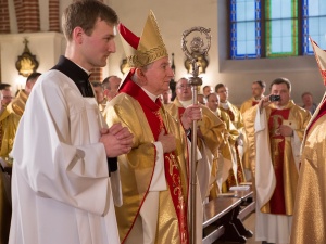 Kard. Parolin: Biskup oddaje życie za swoją trzodę i nie ucieka przed wilkami